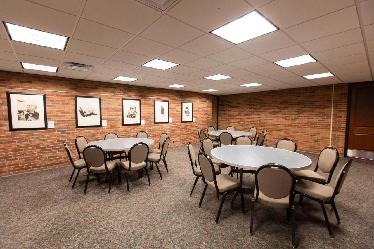 Hillsdale College Dow Hotel And Conference Center 外观 照片